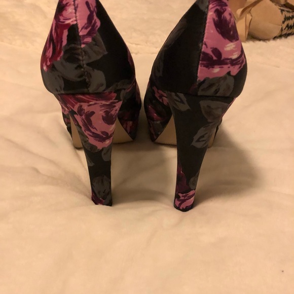 Floral pumps - Picture 1 of 3
